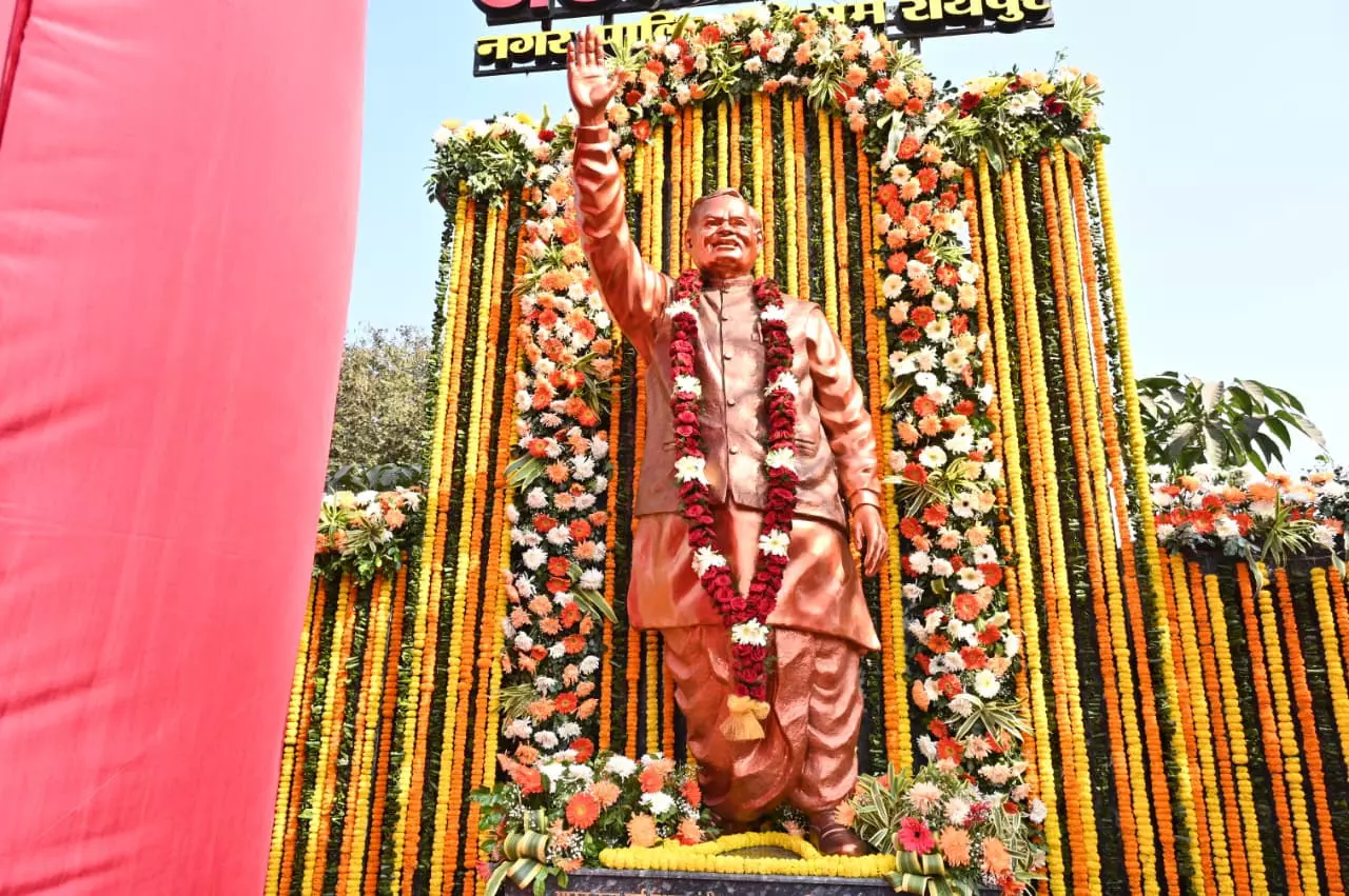 फुंडहर चौक पर अटल बिहारी वाजपेयी की प्रतिमा का हुआ अनावरण फुंडहर चौक पर अटल बिहारी वाजपेयी की प्रतिमा का हुआ अनावरण