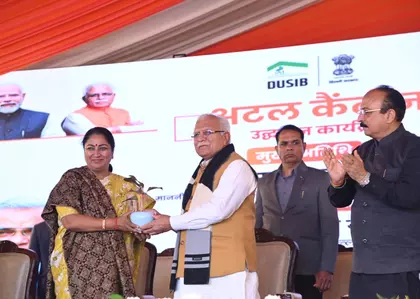 मनोहर लाल ने 45 अटल कैंटीन शुरू करने का श्रेय दिल्ली के CM को दिया मनोहर लाल ने 45 अटल कैंटीन शुरू करने का श्रेय दिल्ली के CM को दिया