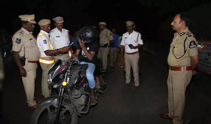 Hyderabad police नए साल से पहले चेकिंग कर रही है Hyderabad police नए साल से पहले चेकिंग कर रही है