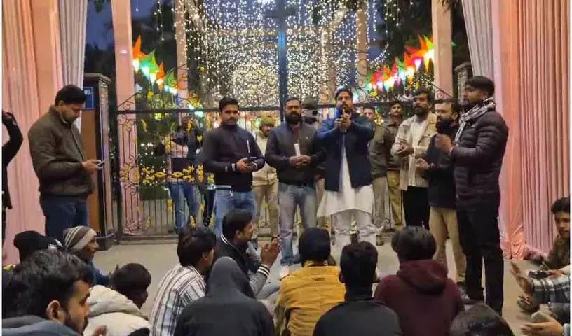 बरेली में तनाव, Christmas पर चर्च के बाहर हनुमान चालीसा का पाठ किया गया बरेली में तनाव, Christmas पर चर्च के बाहर हनुमान चालीसा का पाठ किया गया