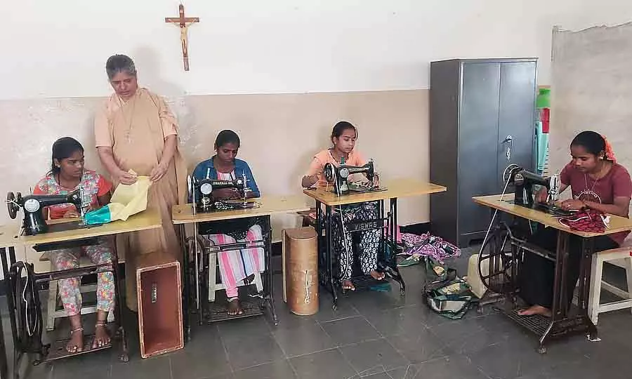 आत्मनिर्भर जीवन के लिए Sewing प्रशिक्षण: सहायमाता महिलाओं की मदद करती है आत्मनिर्भर जीवन के लिए Sewing प्रशिक्षण: सहायमाता महिलाओं की मदद करती है