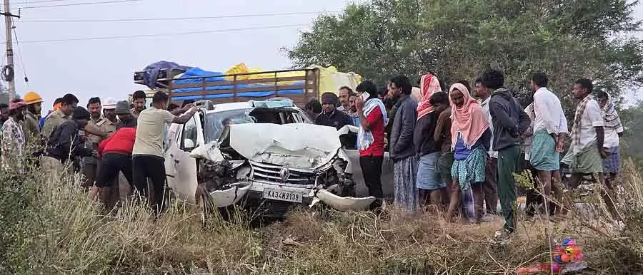 Car accident : एक ही परिवार के तीन लोगों की मौत Car accident : एक ही परिवार के तीन लोगों की मौत
