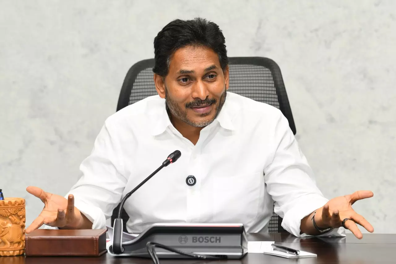 संस्थानों के गलत इस्तेमाल का आरोप, YSRCP ने सीएम नायडू को घेरा संस्थानों के गलत इस्तेमाल का आरोप, YSRCP ने सीएम नायडू को घेरा