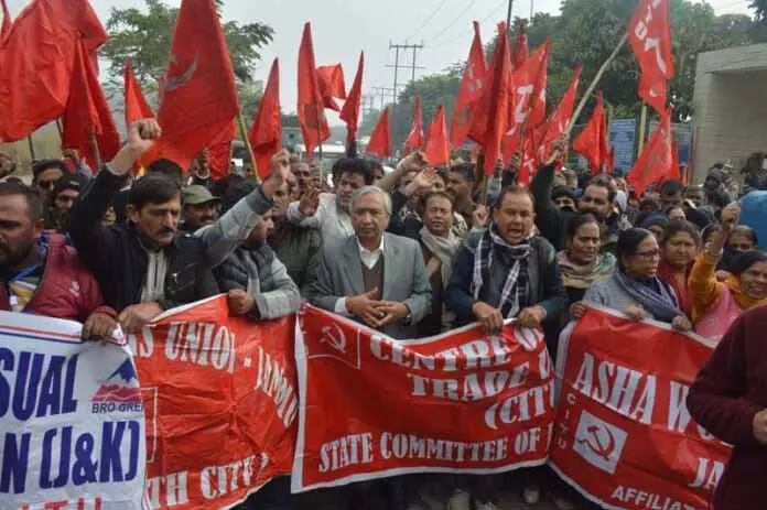 तारिगामी ने जम्मू में CITU की विरोध रैली का नेतृत्व किया तारिगामी ने जम्मू में CITU की विरोध रैली का नेतृत्व किया
