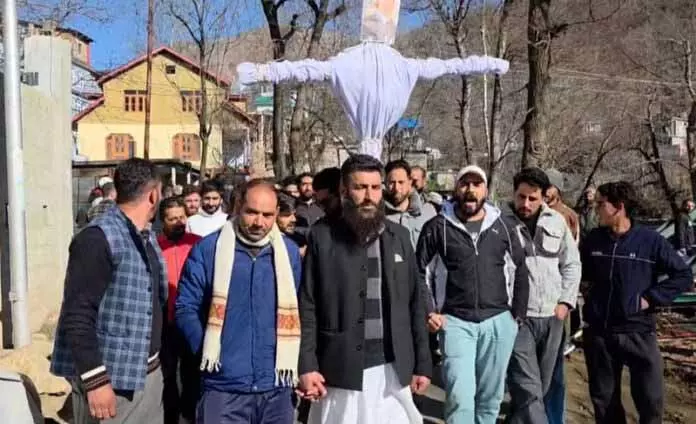 युवा कांग्रेस ने Omar के नेतृत्व वाली सरकार के खिलाफ विरोध प्रदर्शन किया युवा कांग्रेस ने Omar के नेतृत्व वाली सरकार के खिलाफ विरोध प्रदर्शन किया