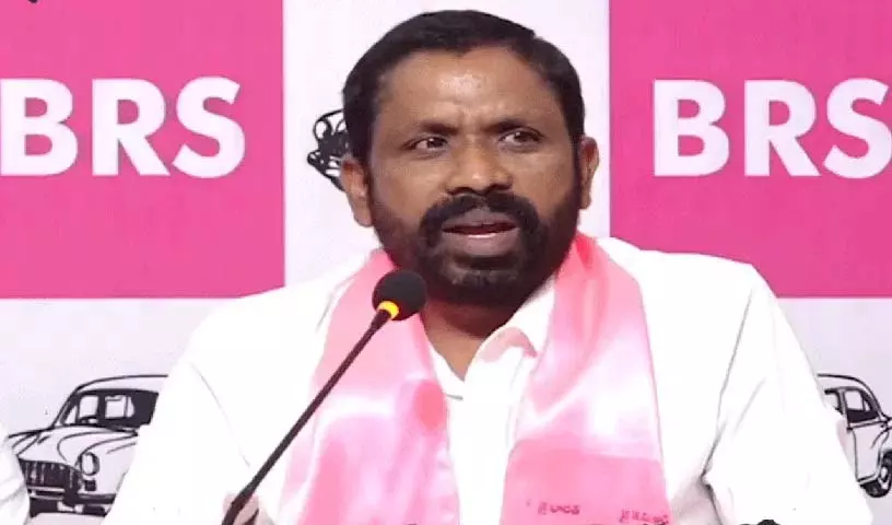 Yerrolla Srinivas ने सीएम रेवंत रेड्डी की अभद्र टिप्पणियों पर निशाना साधा Yerrolla Srinivas ने सीएम रेवंत रेड्डी की अभद्र टिप्पणियों पर निशाना साधा