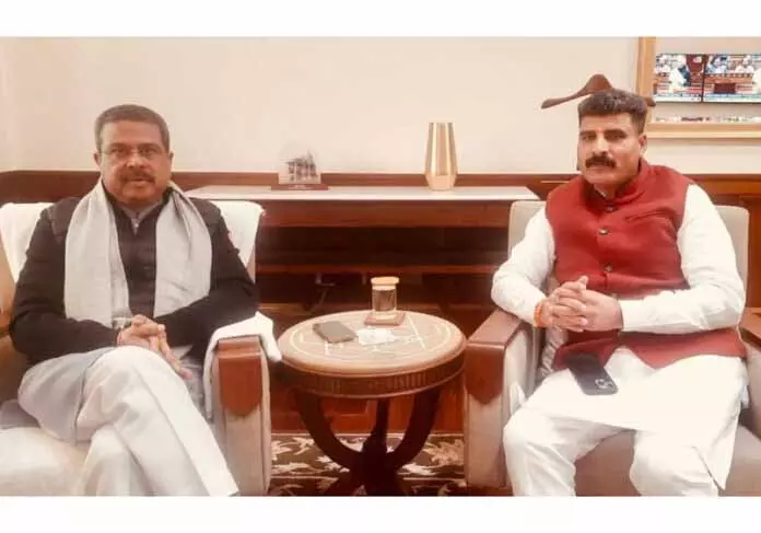 पवन ने J&K की शिक्षा प्रणाली की ओर केंद्रीय मंत्री का ध्यान दिलाया पवन ने J&K की शिक्षा प्रणाली की ओर केंद्रीय मंत्री का ध्यान दिलाया