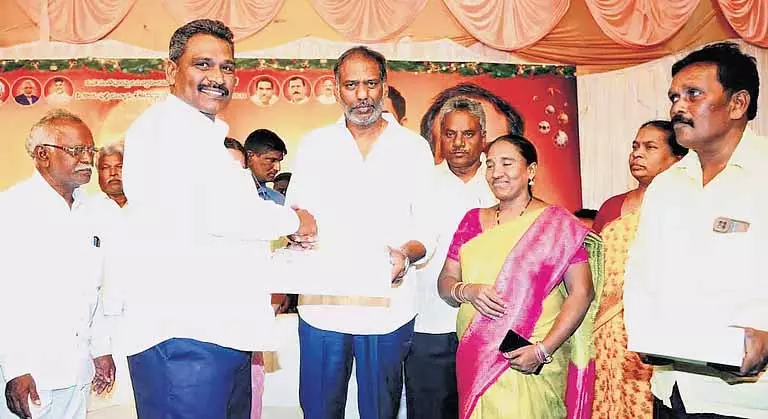 पादरी लोगों के लिए 51 करोड़ रुपये का मानदेय बकाया हमारा तोहफा है: एपी ऊर्जा मंत्री रविकुमार पादरी लोगों के लिए 51 करोड़ रुपये का मानदेय बकाया हमारा तोहफा है: एपी ऊर्जा मंत्री रविकुमार