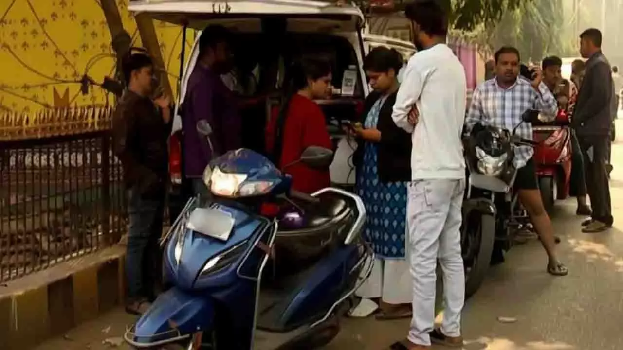 डेडलाइन बढ़ने के बाद भी PUCC केंद्रों पर लोगों की परेशानी डेडलाइन बढ़ने के बाद भी PUCC केंद्रों पर लोगों की परेशानी