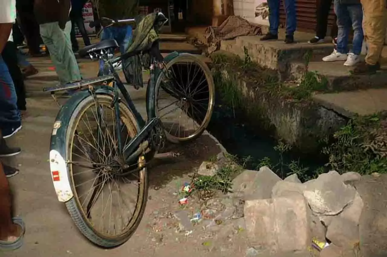 Odisha के बोलांगीर में खुले नाले में गिरने से साइकिल सवार की मौत Odisha के बोलांगीर में खुले नाले में गिरने से साइकिल सवार की मौत