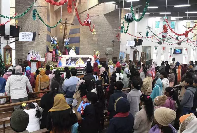 Amritsar: आधी रात की प्रार्थना से लेकर कैरोल परेड तक, पूरे इलाके में क्रिसमस की धूम है Amritsar: आधी रात की प्रार्थना से लेकर कैरोल परेड तक, पूरे इलाके में क्रिसमस की धूम है
