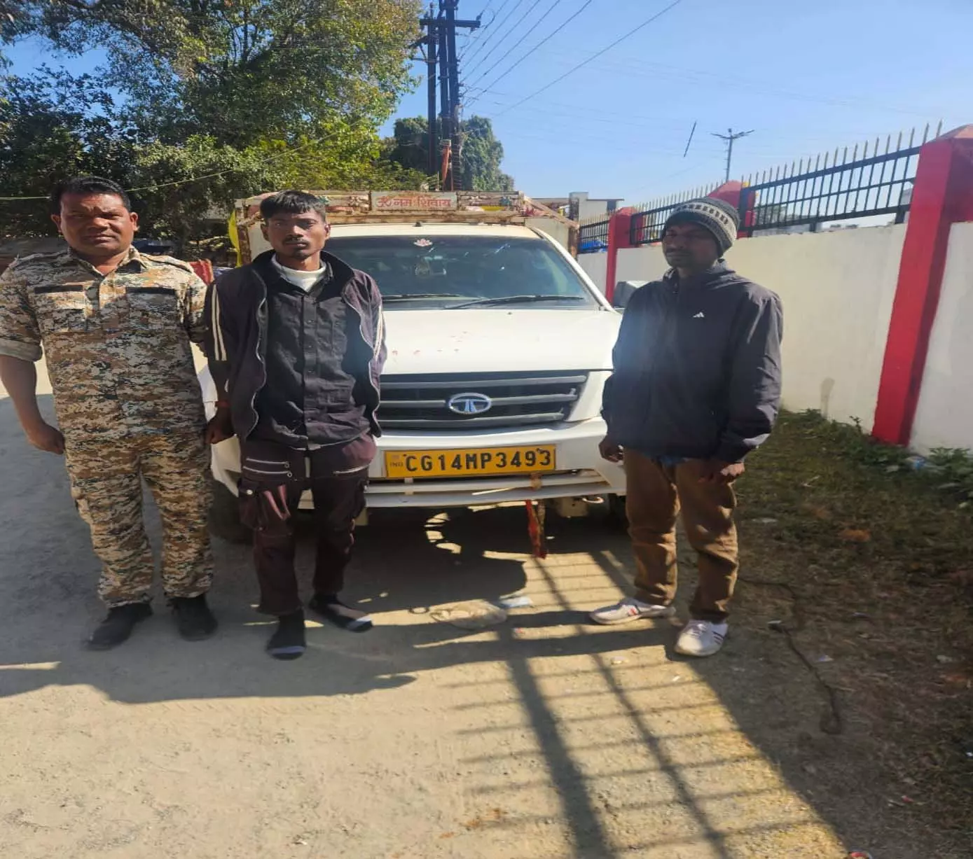 अवैध धान परिवहन पर सख्त कार्रवाई, 25 क्विंटल धान और पिकअप वाहन जब्त अवैध धान परिवहन पर सख्त कार्रवाई, 25 क्विंटल धान और पिकअप वाहन जब्त
