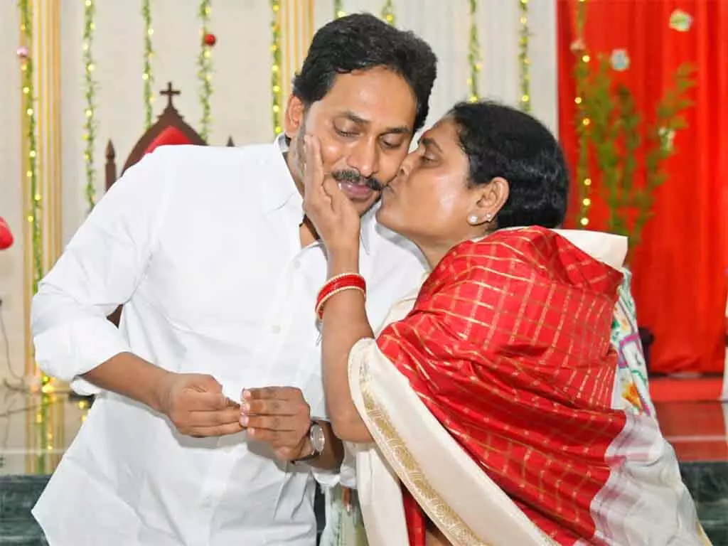 Jagan, विजयम्मा और शर्मिला: कानूनी विवाद के बीच पारिवारिक रिश्तों की भावुक तस्वीर Jagan, विजयम्मा और शर्मिला: कानूनी विवाद के बीच पारिवारिक रिश्तों की भावुक तस्वीर