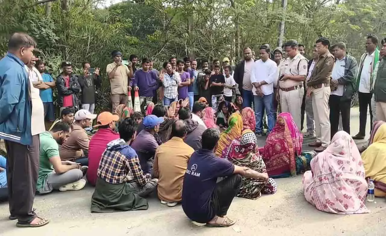 महिला शिक्षक की मौत पर आक्रोश, Odisha में जनता ने किया प्रदर्शन महिला शिक्षक की मौत पर आक्रोश, Odisha में जनता ने किया प्रदर्शन
