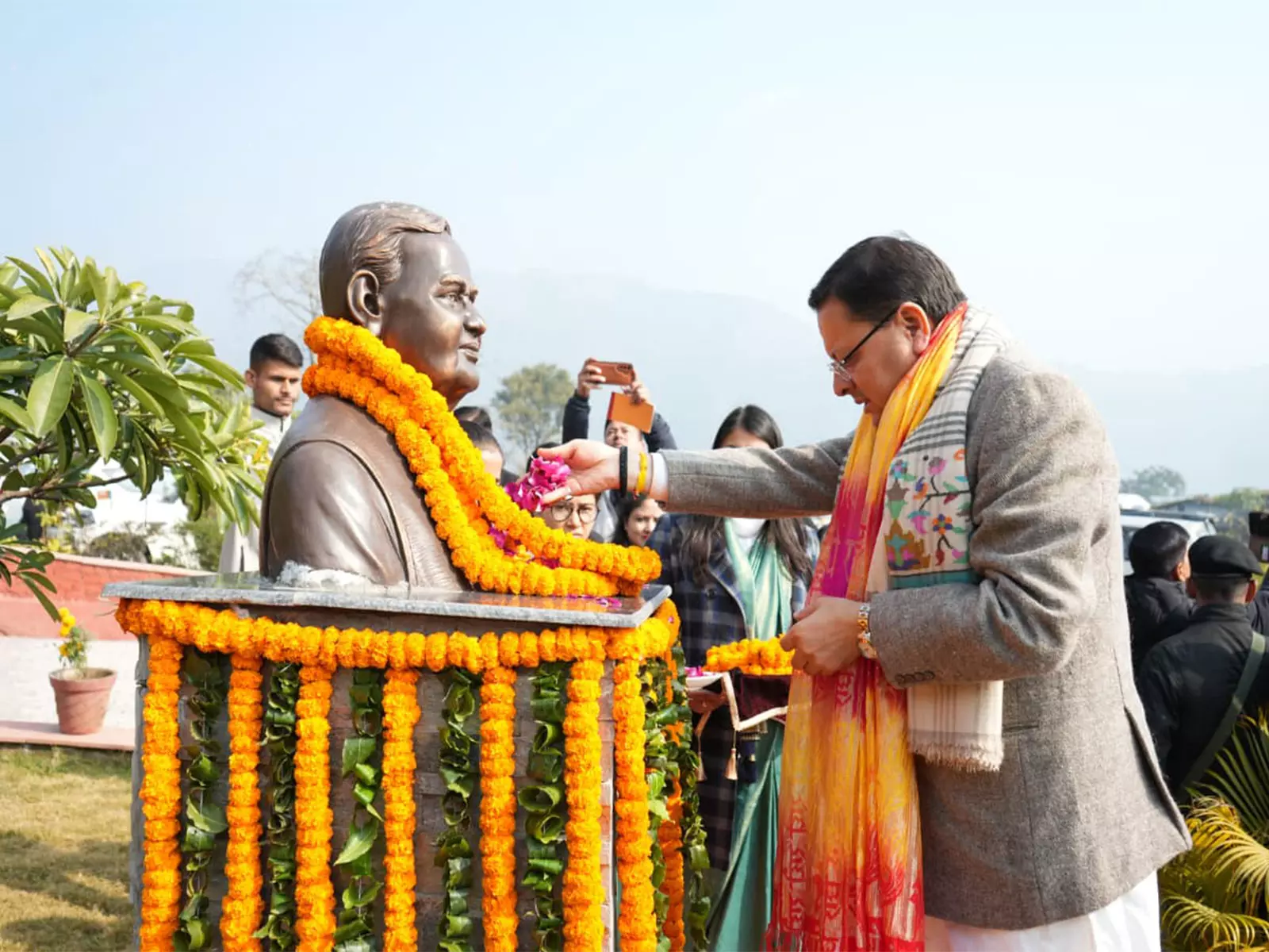 उत्तराखंड के CM धामी ने पूर्व पीएम वाजपेयी को उनकी जयंती पर श्रद्धांजलि दी उत्तराखंड के CM धामी ने पूर्व पीएम वाजपेयी को उनकी जयंती पर श्रद्धांजलि दी