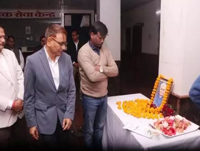 कलेक्टर ने अटल बिहारी वाजपेयी को माल्यार्पण कर किया नमन कलेक्टर ने अटल बिहारी वाजपेयी को माल्यार्पण कर किया नमन