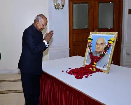 पूर्व राष्ट्रपति रामनाथ कोविंद ने पूर्व प्रधानमंत्री अटल बिहारी वाजपेयी को दी श्रद्धांजलि पूर्व राष्ट्रपति रामनाथ कोविंद ने पूर्व प्रधानमंत्री अटल बिहारी वाजपेयी को दी श्रद्धांजलि