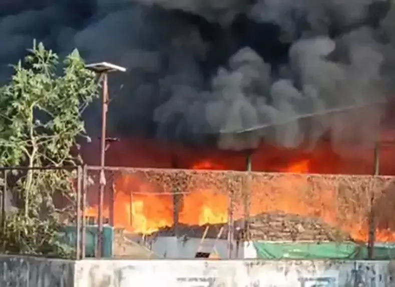 मगरलोड मणिकंचन केंद्र में भीषण आग, चार घंटे की कड़ी मशक्कत के बाद काबू मगरलोड मणिकंचन केंद्र में भीषण आग, चार घंटे की कड़ी मशक्कत के बाद काबू