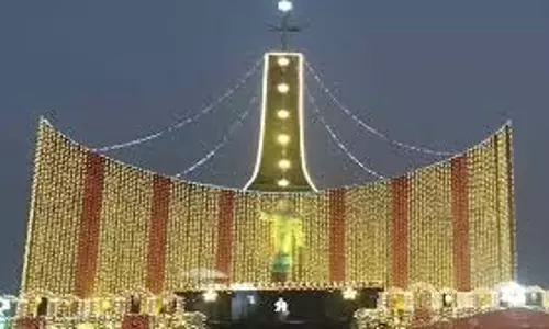 Lucknow: Christmas की धूम, रंग बिरंगी लाइटों से सजाया गया कैथेड्रल चर्च