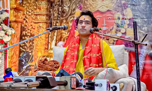 भूपेश बघेल को देश छोड़ देनी चाहिए, हिन्दू एकता को अंधविश्वास बताने पर भड़के धीरेंद्र शास्त्री