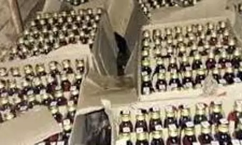 Maharashtra: शराब कारोबारी के घर पुलिस की Raid Maharashtra: शराब कारोबारी के घर पुलिस की Raid