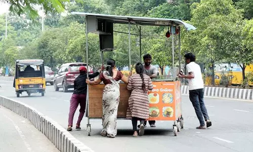 गाड़ियों में इडियाप्पम बेचने वालों के लिए भी लाइसेंस ज़रूरी हैं: Food Safety Department गाड़ियों में इडियाप्पम बेचने वालों के लिए भी लाइसेंस ज़रूरी हैं: Food Safety Department