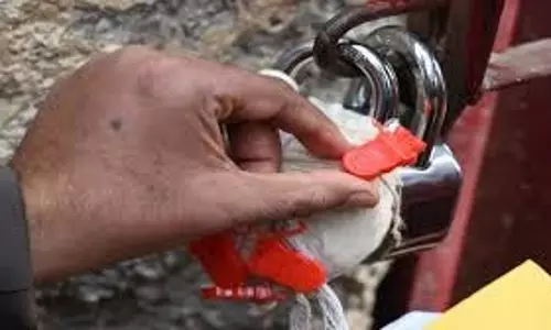 Rajasthan: बजरी माफिया पर पुलिस का शिकंजा,तीन गोदाम सील Rajasthan: बजरी माफिया पर पुलिस का शिकंजा,तीन गोदाम सील