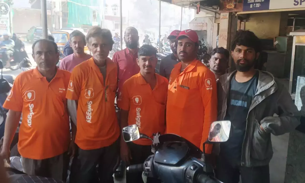 Telangana: गिग वर्कर्स ने फ्लैश स्ट्राइक में हिस्सा लिया