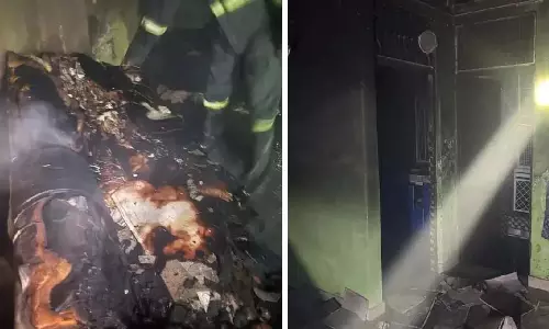 Aligarh: ऐश प्लाजा अपार्टमेंट की चौथी मंजिल में आग, सामान जलकर खाक