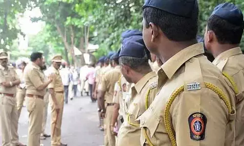 Beed : म्हसोबा यात्रा कार्यक्रम के दौरान आदमी पर लाठियों और लोहे के पाइप से हमला Beed : म्हसोबा यात्रा कार्यक्रम के दौरान आदमी पर लाठियों और लोहे के पाइप से हमला