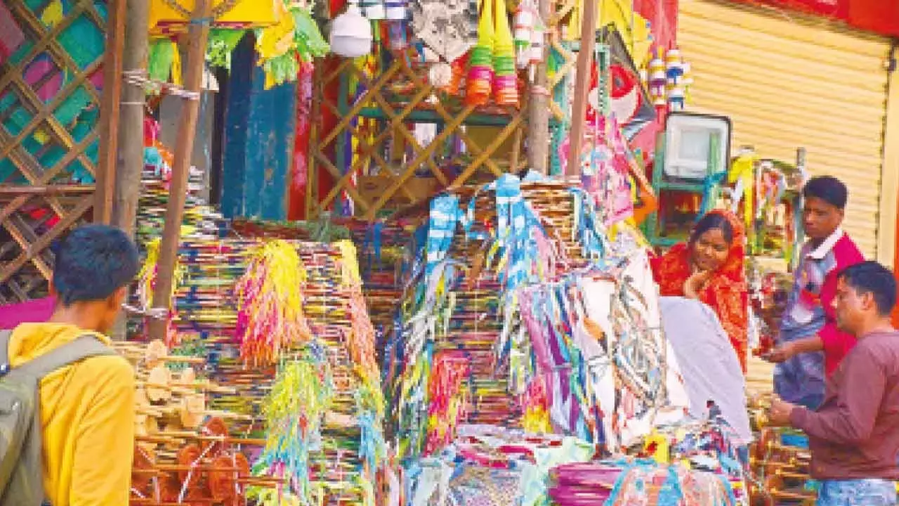Telangana: संक्रांति त्योहार से पहले बेगम बाजार में पतंगों की मांग में तेज़ी आई Telangana: संक्रांति त्योहार से पहले बेगम बाजार में पतंगों की मांग में तेज़ी आई