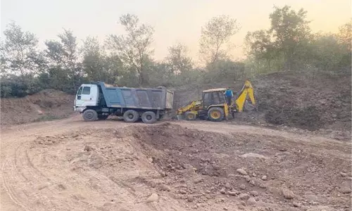 Solan: अवैध खनन के विरुद्ध सख्त कार्रवाई , 3 जेसीबी व 5 टिप्पर पकड़े Solan: अवैध खनन के विरुद्ध सख्त कार्रवाई , 3 जेसीबी व 5 टिप्पर पकड़े