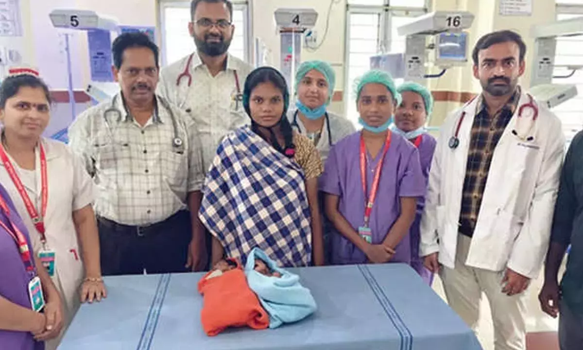 SNCU में समय से पहले जन्मे जुड़वां बच्चों का सफलतापूर्वक इलाज किया गया
