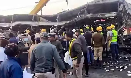 Chitradurga bus accident : इलाज फेल होने के बाद प्राइवेट बस ड्राइवर की मौत, मरने वालों की संख्या बढ़कर 7 हुई Chitradurga bus accident : इलाज फेल होने के बाद प्राइवेट बस ड्राइवर की मौत, मरने वालों की संख्या बढ़कर 7 हुई