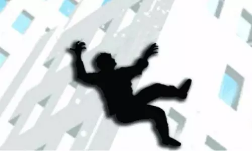 Noida: 12वीं मंजिल से गिरकर युवक की जान गई