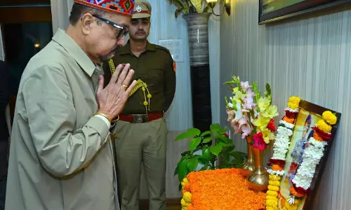 राज्यपाल डेका ने वीर बाल दिवस पर पुष्पांजलि अर्पित की