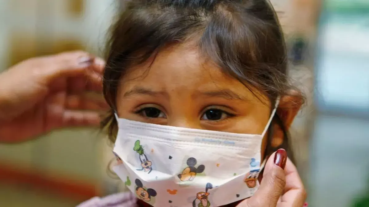 इन्फ्लूएंजा के मामलों के कारण पाकिस्तान के अस्पतालों में बेड के लिए बच्चे जूझ रहे