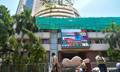 कंसोलिडेशन फेज के बीच सेंसेक्स, निफ्टी में सपाट कारोबार