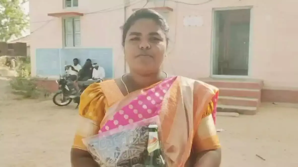 Telangana: महिलाओं ने हारे हुए उम्मीदवार को साड़ी और बीयर लौटाई