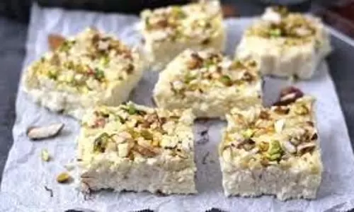 Kalakand Barfi : घर पर बनाएं बाजार जैसी टेस्टी कलाकंद बर्फी Kalakand Barfi : घर पर बनाएं बाजार जैसी टेस्टी कलाकंद बर्फी