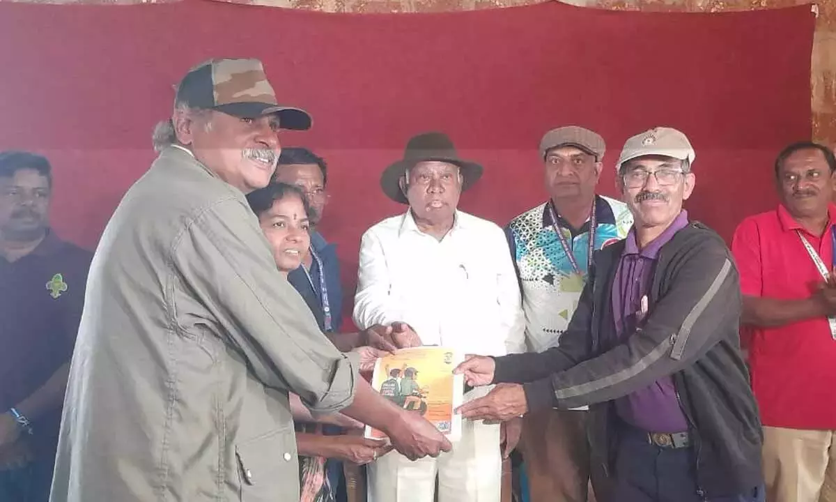 Karnataka: राज्य स्काउट्स कमिश्नर ने ड्रीम्स ऑन व्हील्स छात्र का समर्थन किया