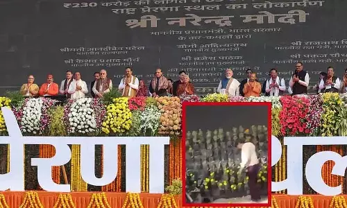 Viral video- लखनऊ में पीएम मोदी के कार्यक्रम के बाद फूलों के गमले लूटे गए Viral video- लखनऊ में पीएम मोदी के कार्यक्रम के बाद फूलों के गमले लूटे गए