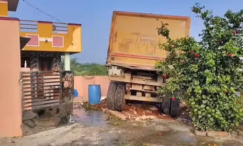 Tamil Nadu : एक टिपर ट्रक के बेकाबू होकर घर में घुस जाने से एक बुजुर्ग महिला की मौत हो गई