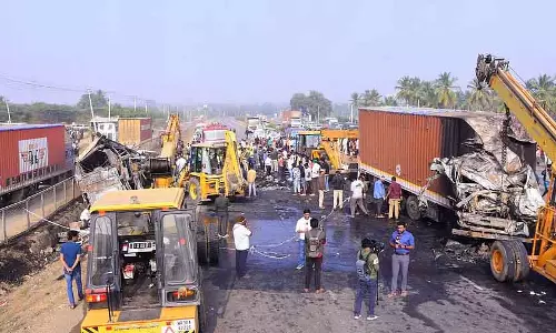 Chitradurga accident : ट्रांसपोर्ट कमिश्नर का कहना है कि दुर्भाग्यपूर्ण बस ने सभी जांच पास कर ली थी Chitradurga accident : ट्रांसपोर्ट कमिश्नर का कहना है कि दुर्भाग्यपूर्ण बस ने सभी जांच पास कर ली थी