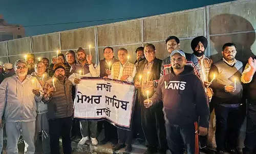 Jalandhar में खराब स्ट्रीटलाइट्स को लेकर कैंडललाइट मार्च