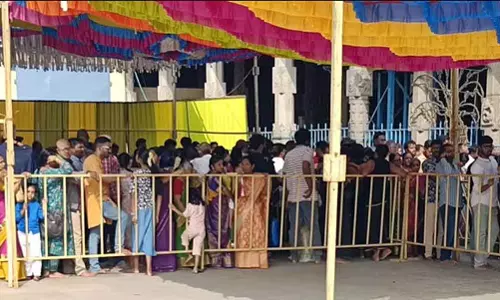 Continuous holidays : एकांबरनाथ मंदिर में भक्तों की भीड़ उमड़ी Continuous holidays : एकांबरनाथ मंदिर में भक्तों की भीड़ उमड़ी