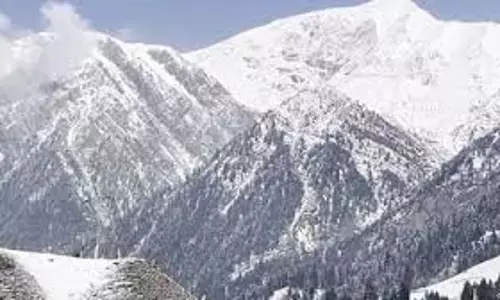 Shimla: मौसम ने बदला रूप, बर्फबारी और कोहरे से हुई ठंड बढ़ी Shimla: मौसम ने बदला रूप, बर्फबारी और कोहरे से हुई ठंड बढ़ी
