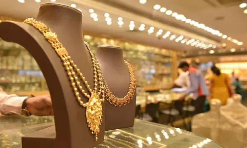 Business: सर्राफा बाजार में तेजी से बढ़ा व्यापार Business: सर्राफा बाजार में तेजी से बढ़ा व्यापार