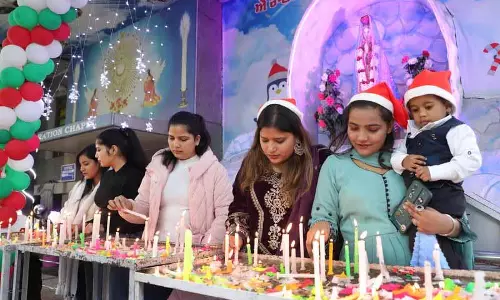 Jalandhar में लोग क्रिसमस के जश्न में डूबे हुए हैं Jalandhar में लोग क्रिसमस के जश्न में डूबे हुए हैं