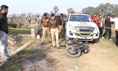 Jalandhar में गोलीबारी के बाद 2 लुटेरे पुलिस के हत्थे चढ़े Jalandhar में गोलीबारी के बाद 2 लुटेरे पुलिस के हत्थे चढ़े